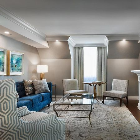Chateau Vaudreuil Vaudreuil-Dorion Exterior foto A living room at the hotel