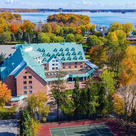 Chateau Vaudreuil Vaudreuil-Dorion Exterior foto Aerial view of the hotel