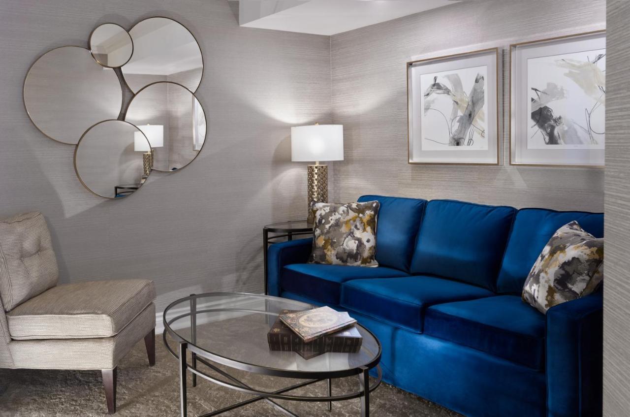 Chateau Vaudreuil Vaudreuil-Dorion Exterior foto A living room with a blue sofa