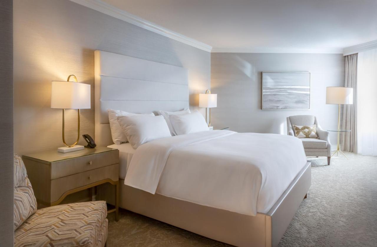 Chateau Vaudreuil Vaudreuil-Dorion Exterior foto A guest room at The Westin Boston Seaport District