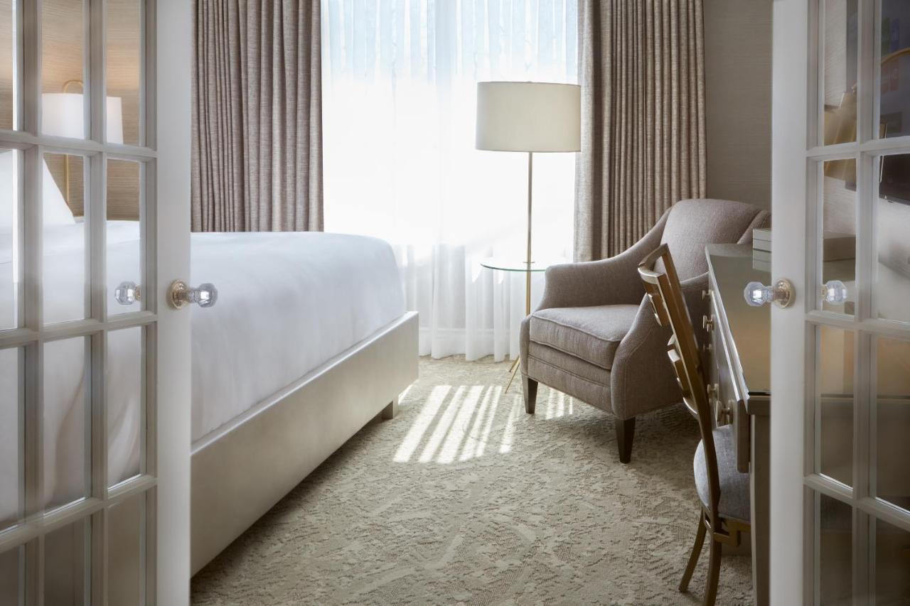 Chateau Vaudreuil Vaudreuil-Dorion Exterior foto A guest room at the Hotel Commonwealth
