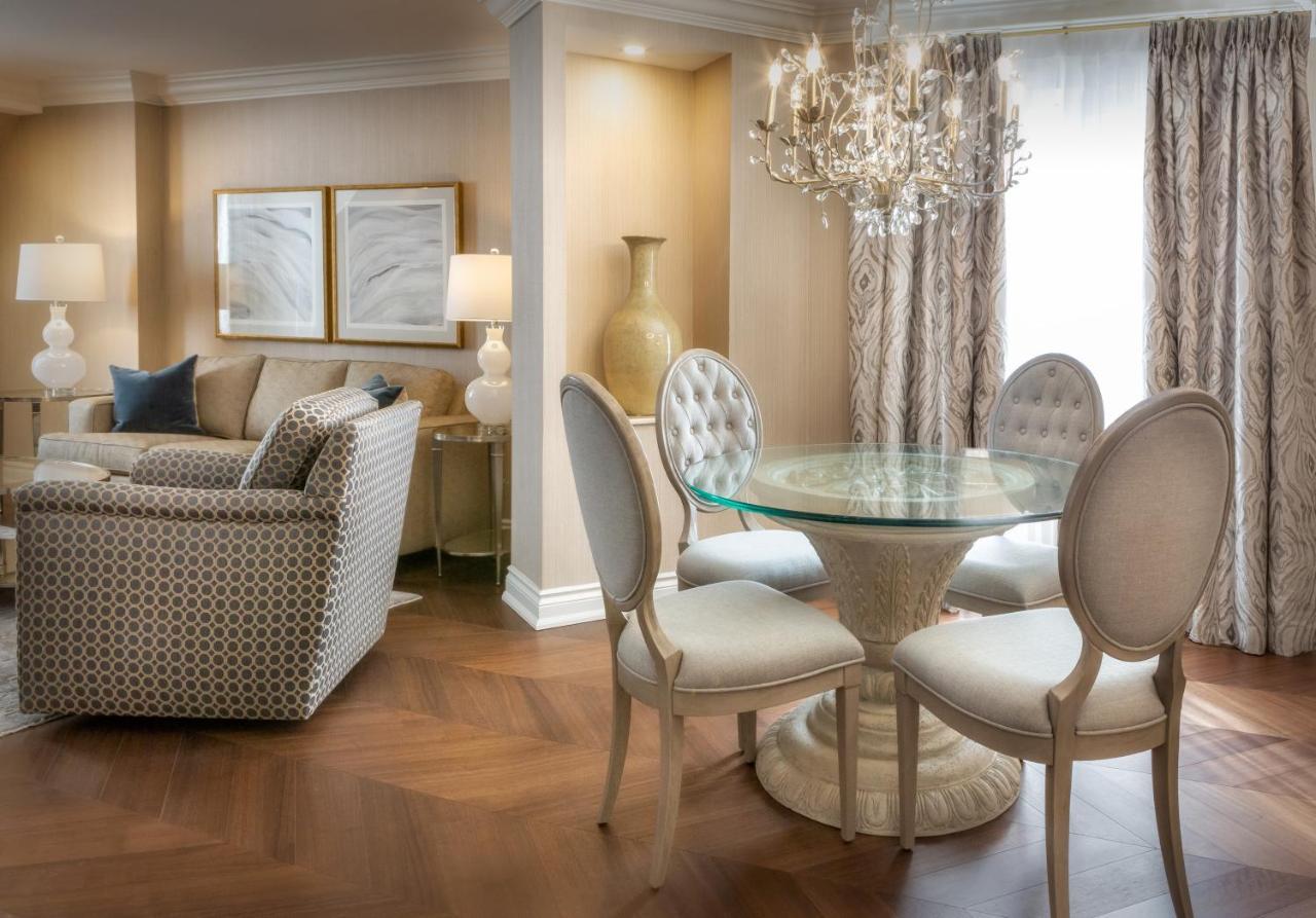 Chateau Vaudreuil Vaudreuil-Dorion Exterior foto A living room at The Ritz-Carlton, Chicago