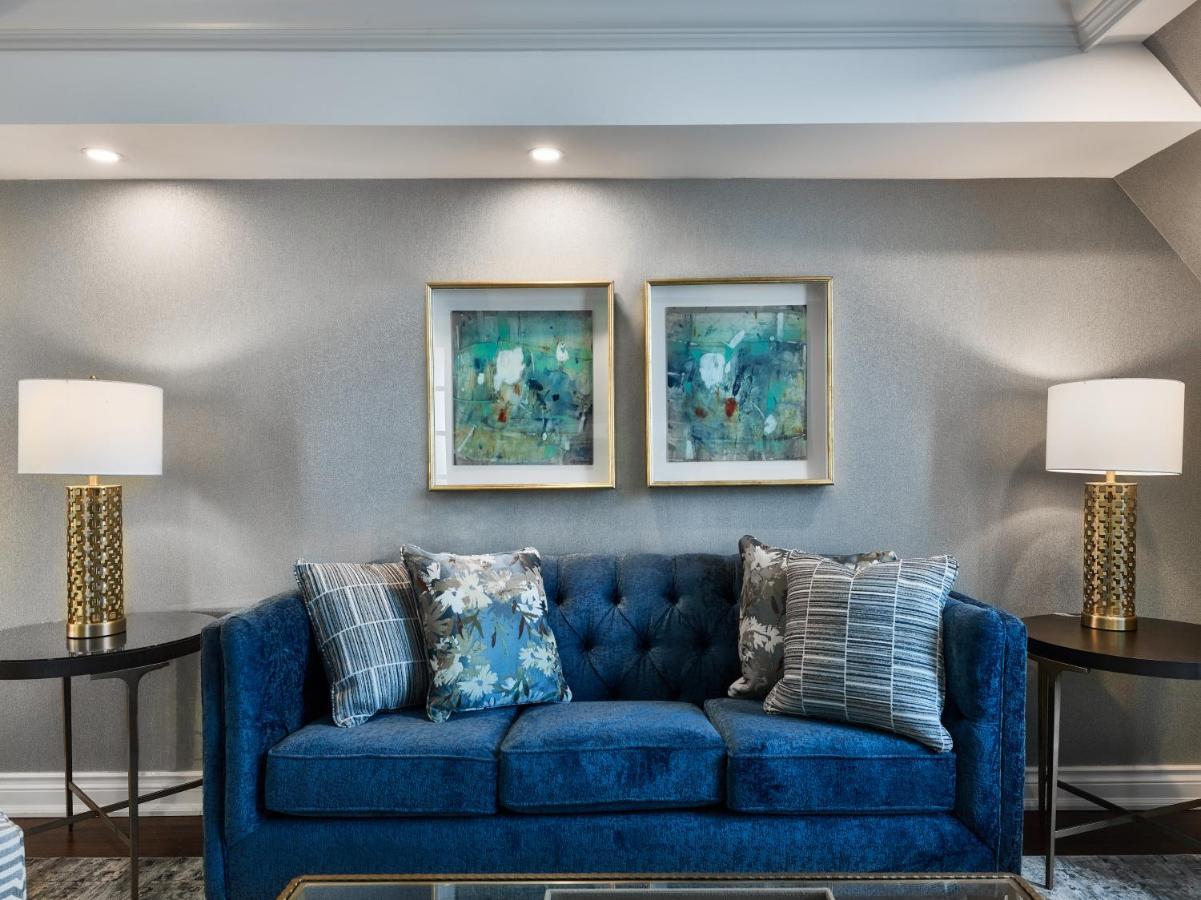 Chateau Vaudreuil Vaudreuil-Dorion Exterior foto A blue sofa