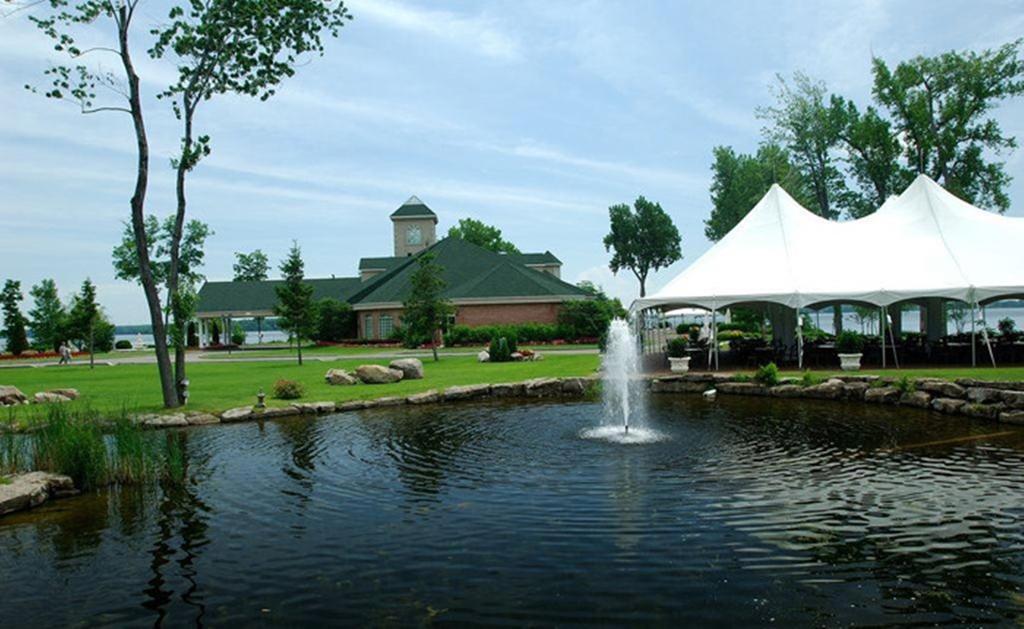 Chateau Vaudreuil Vaudreuil-Dorion Exterior foto The Lake and Valley