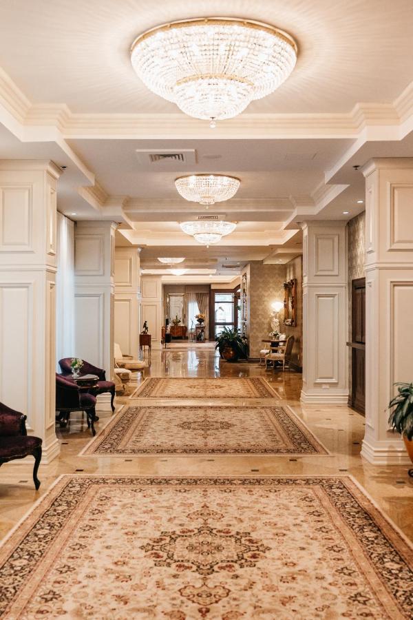 Chateau Vaudreuil Vaudreuil-Dorion Exterior foto The lobby of the hotel