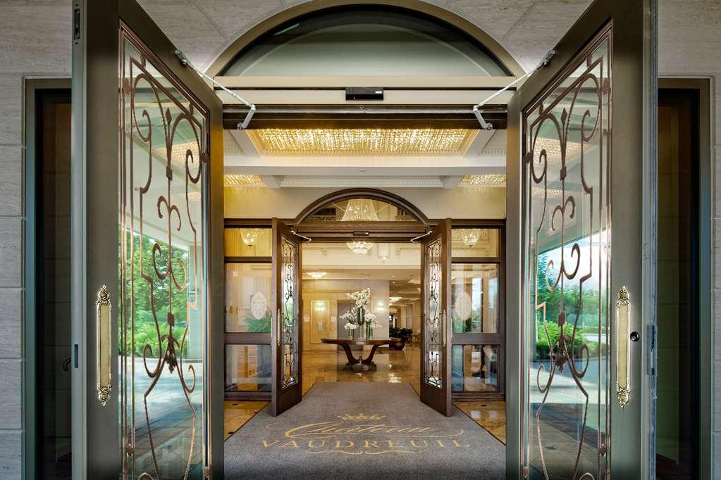 Chateau Vaudreuil Vaudreuil-Dorion Exterior foto Entrance to the hotel