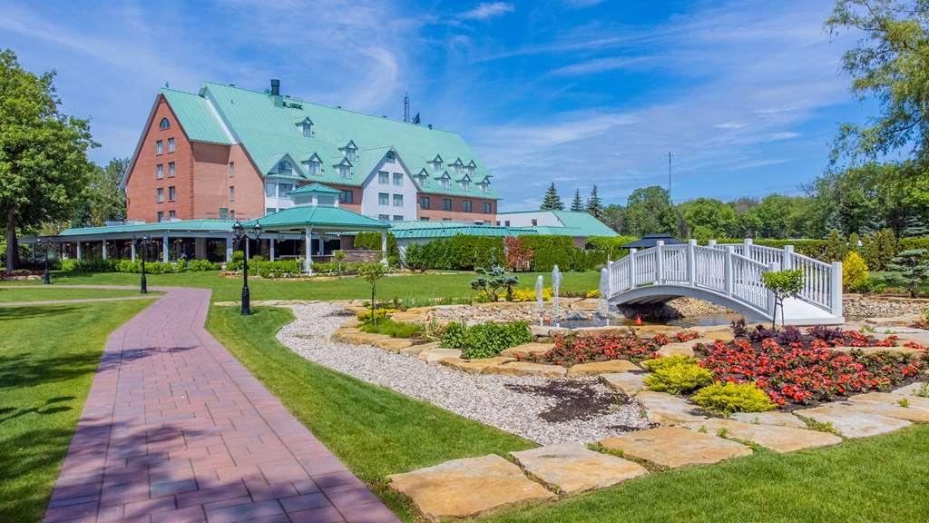 Chateau Vaudreuil Vaudreuil-Dorion Exterior foto The hotel's main building