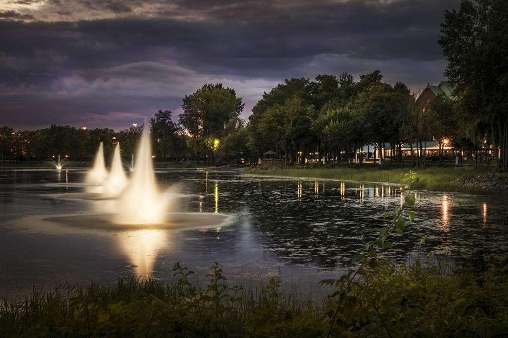 Chateau Vaudreuil Vaudreuil-Dorion Exterior foto Fountains at Lake Mirror
