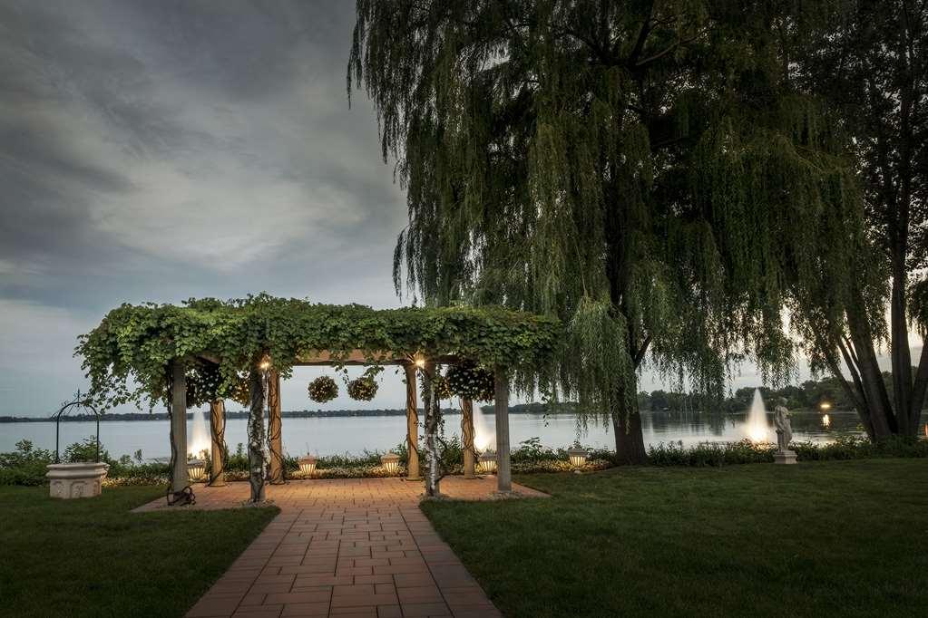 Chateau Vaudreuil Vaudreuil-Dorion Exterior foto The Pergola at the Lake of the Woods