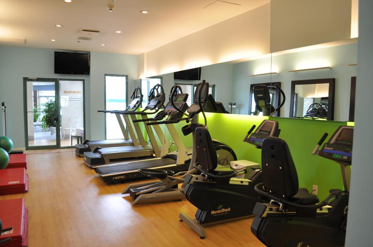Chateau Vaudreuil Vaudreuil-Dorion Exterior foto A gym at a hotel