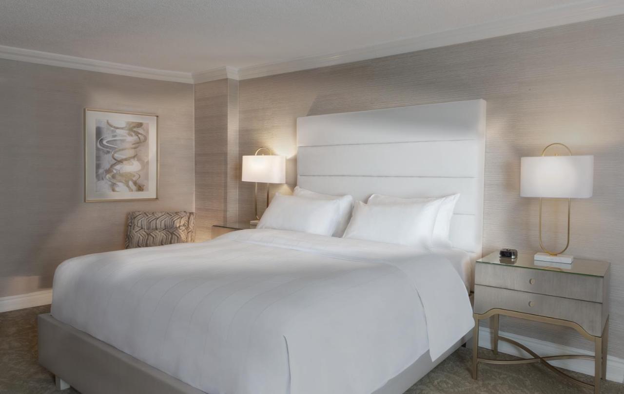 Chateau Vaudreuil Vaudreuil-Dorion Exterior foto A bedroom at The Ritz-Carlton, Boston