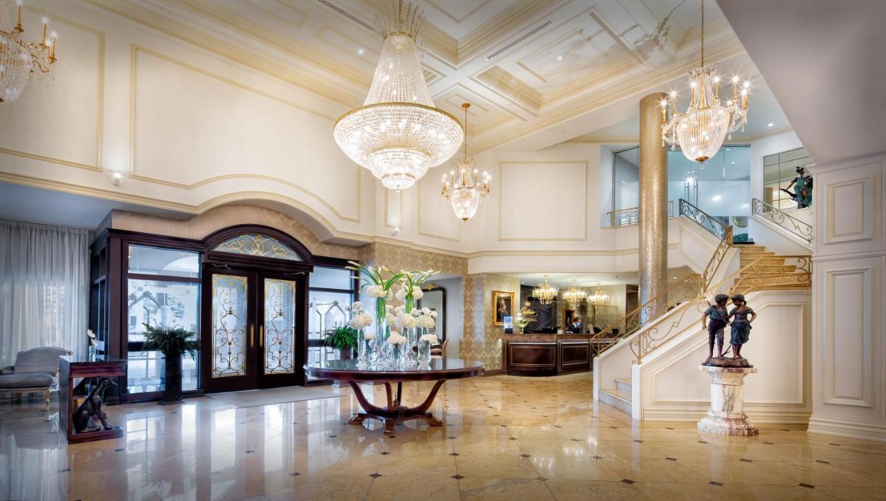 Chateau Vaudreuil Vaudreuil-Dorion Exterior foto The lobby of the Four Seasons Hotel