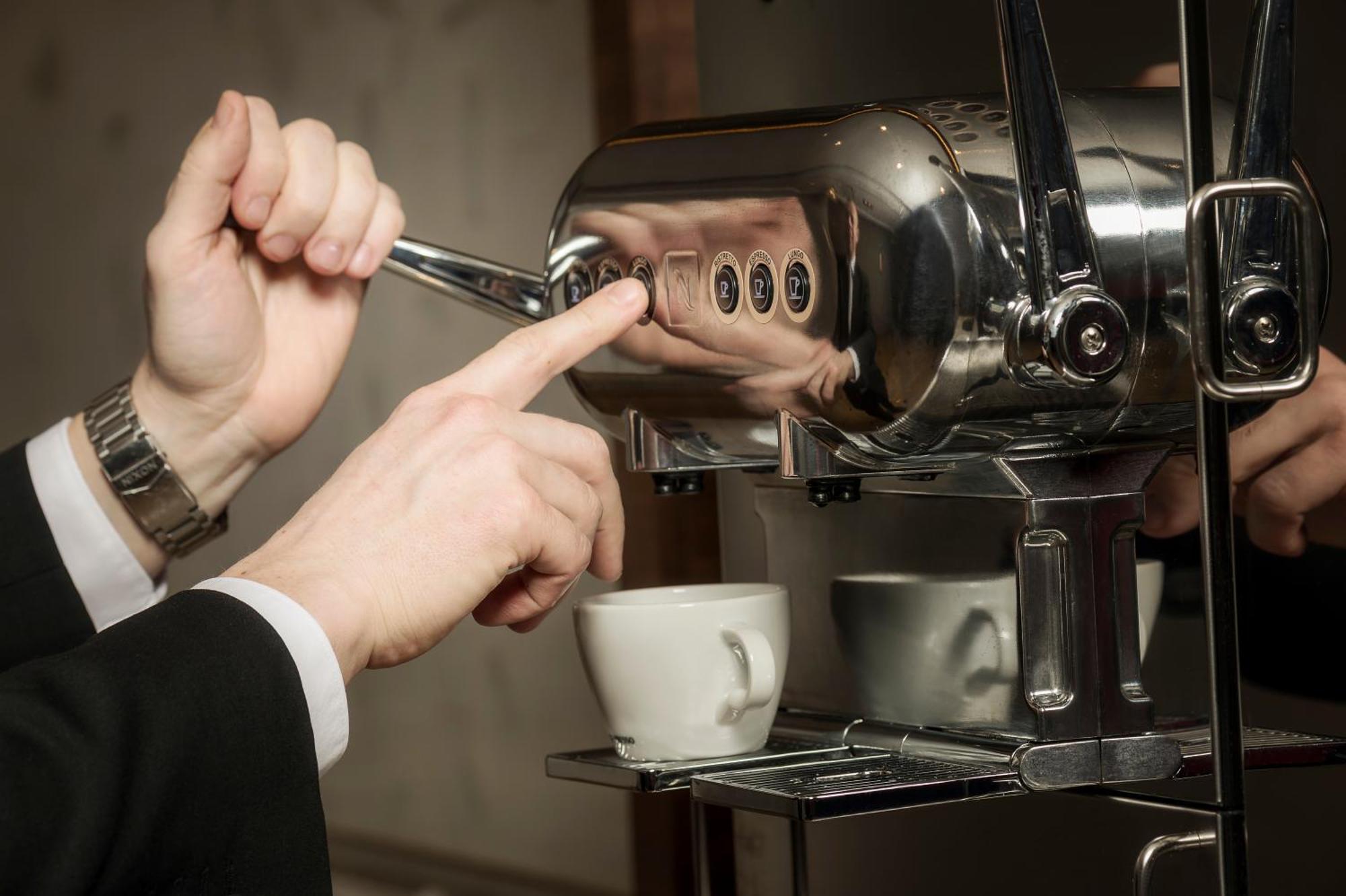 Chateau Vaudreuil Vaudreuil-Dorion Exterior foto Espresso machine