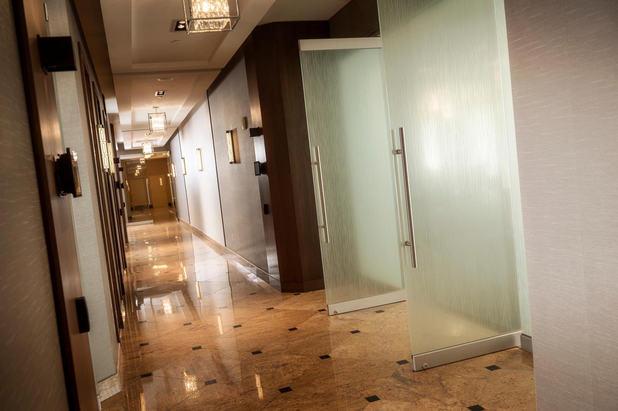 Chateau Vaudreuil Vaudreuil-Dorion Exterior foto A corridor in a hotel