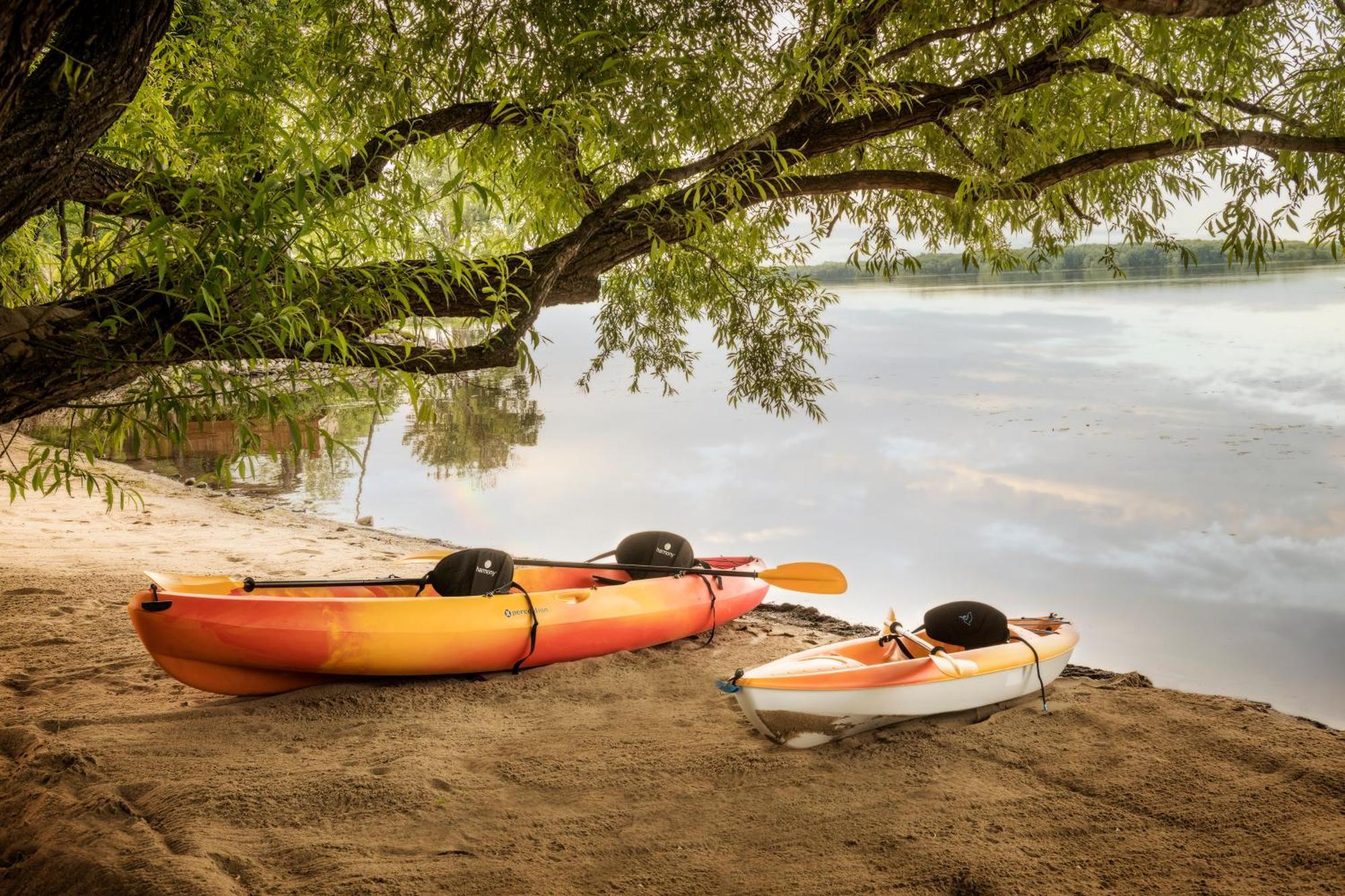 Chateau Vaudreuil Vaudreuil-Dorion Exterior foto Kayaks on the shore of Lake Waconia