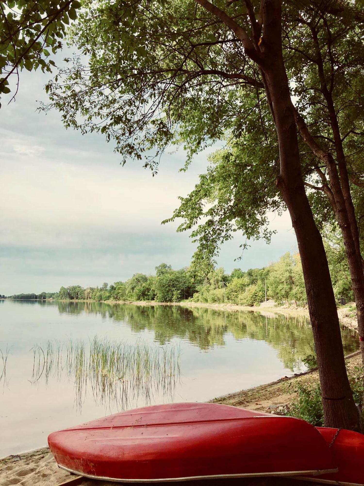 Chateau Vaudreuil Vaudreuil-Dorion Exterior foto View of the lake