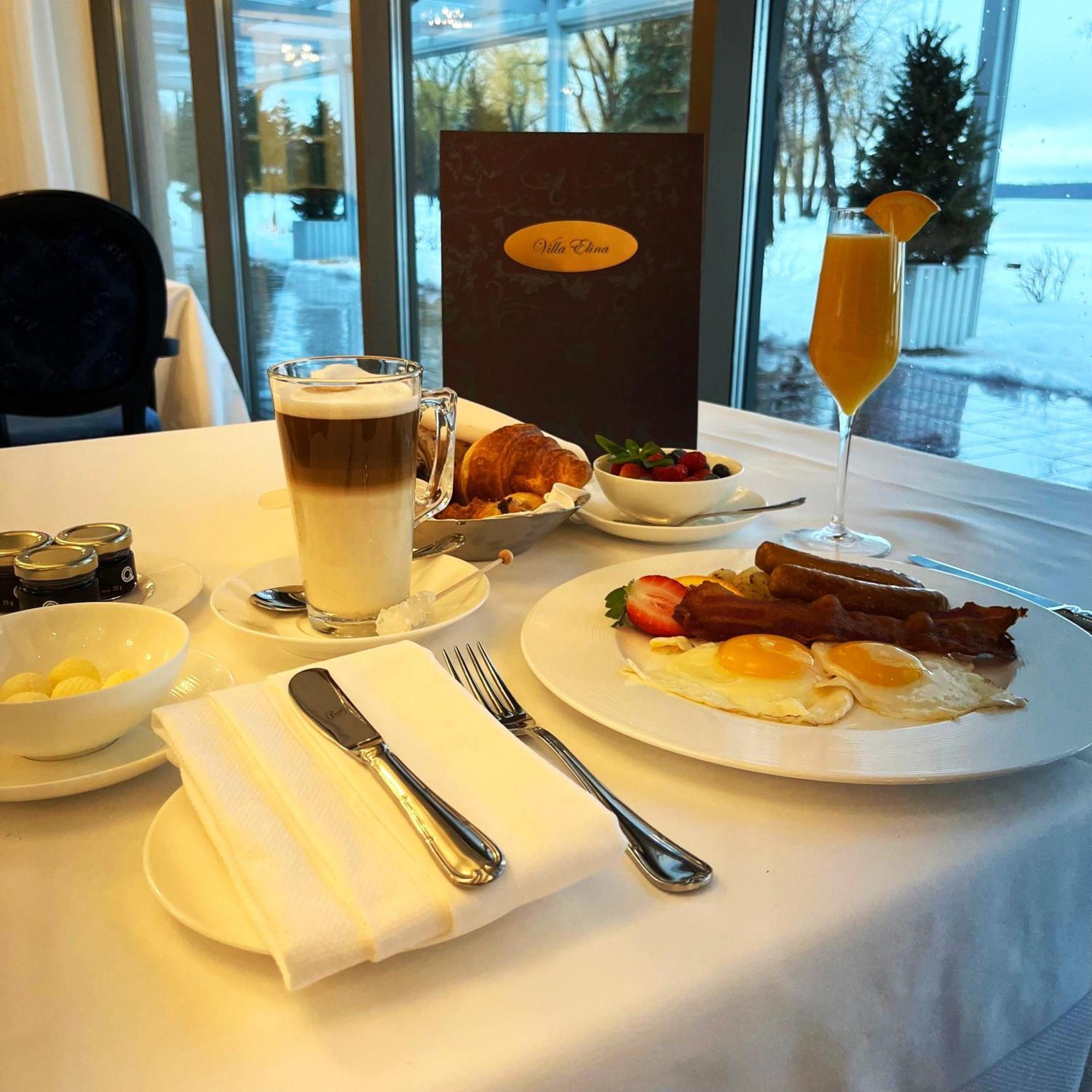Chateau Vaudreuil Vaudreuil-Dorion Exterior foto A typical breakfast