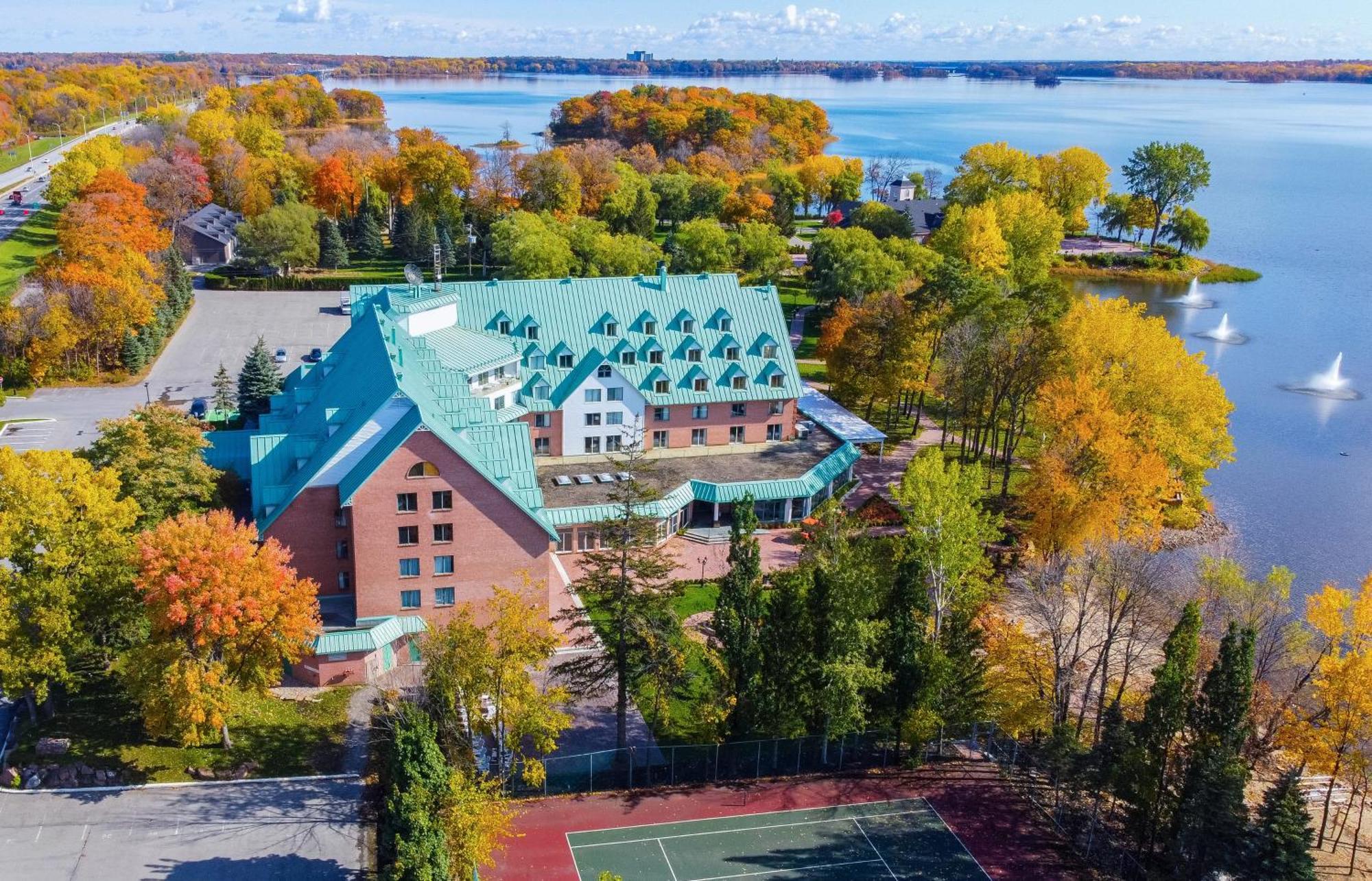 Chateau Vaudreuil Vaudreuil-Dorion Exterior foto Aerial view of the hotel