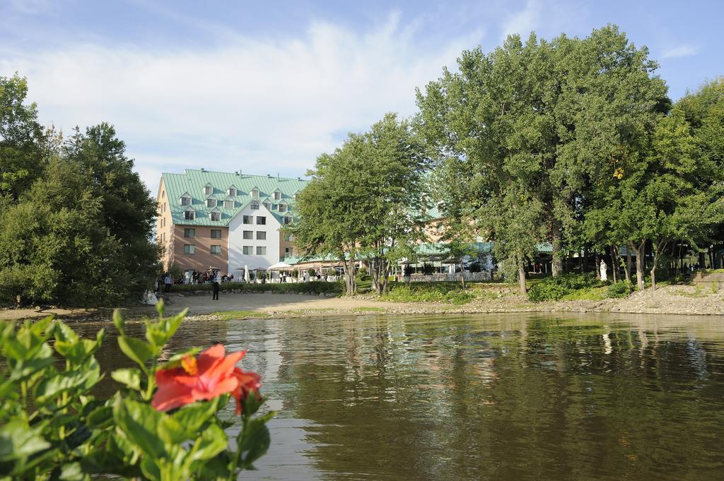 Chateau Vaudreuil Vaudreuil-Dorion Exterior foto The lake in the centre of the town