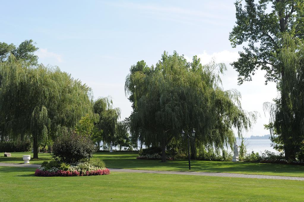 Chateau Vaudreuil Vaudreuil-Dorion Exterior foto View of the park