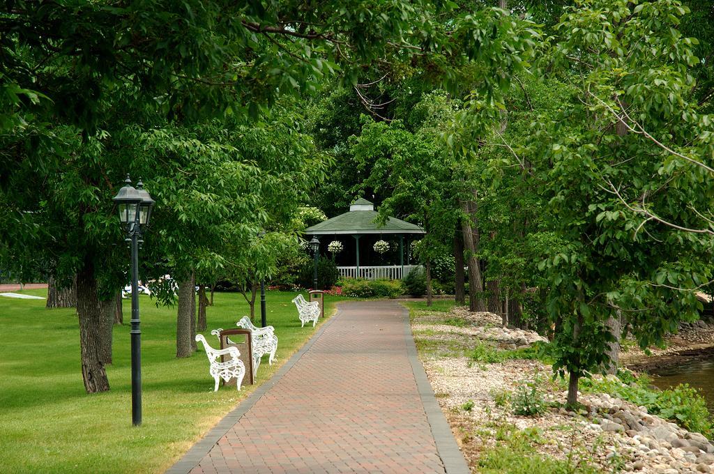 Chateau Vaudreuil Vaudreuil-Dorion Exterior foto The gazebo at the park