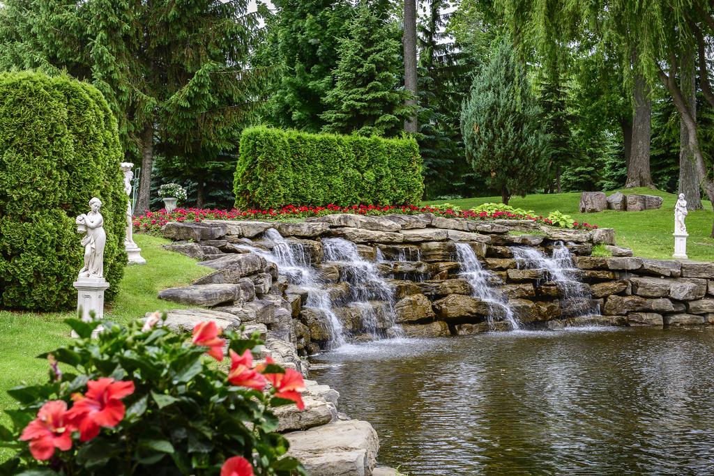 Chateau Vaudreuil Vaudreuil-Dorion Exterior foto The waterfall at the entrance of the gardens