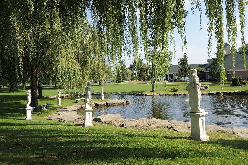 Chateau Vaudreuil Vaudreuil-Dorion Exterior foto The sculpture park