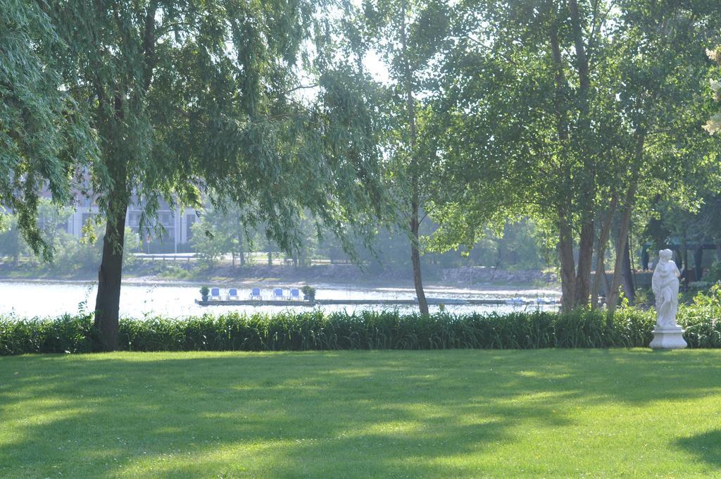Chateau Vaudreuil Vaudreuil-Dorion Exterior foto The River Thames at the Serpentine Gallery