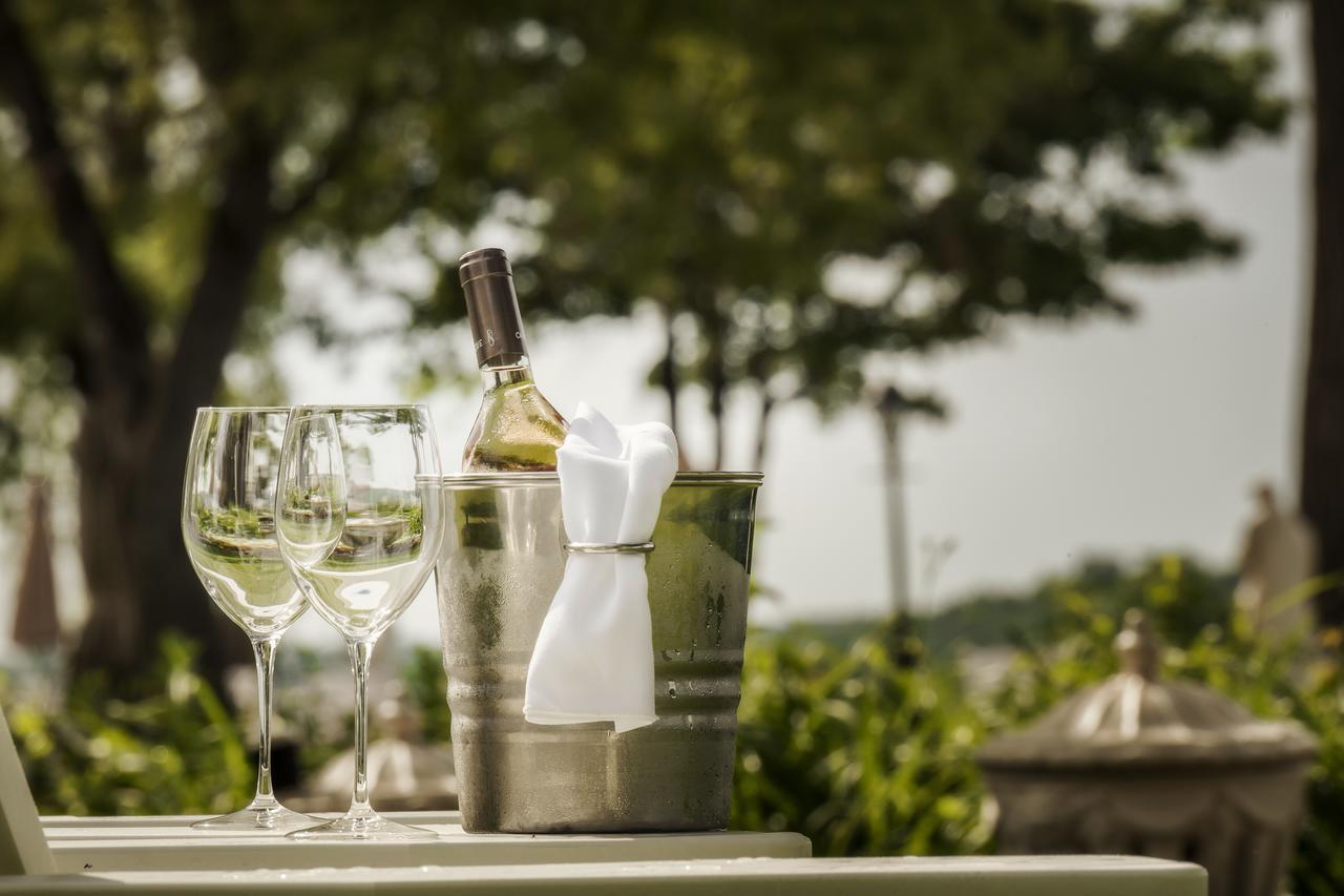 Chateau Vaudreuil Vaudreuil-Dorion Exterior foto A bottle of wine in a wine cooler